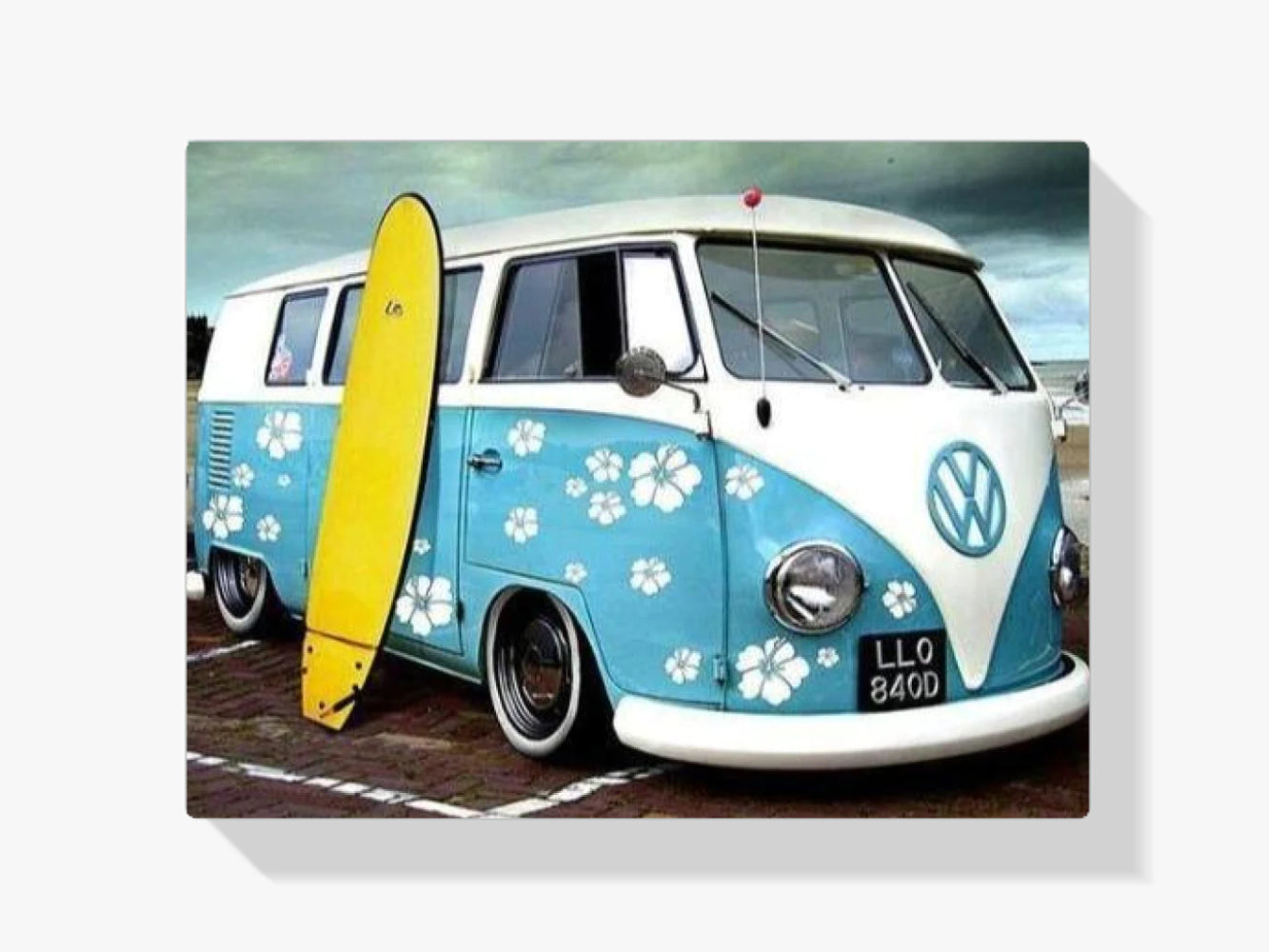Blaue Wagen mit gelbem Surfbrett - Malen nach Zahlen